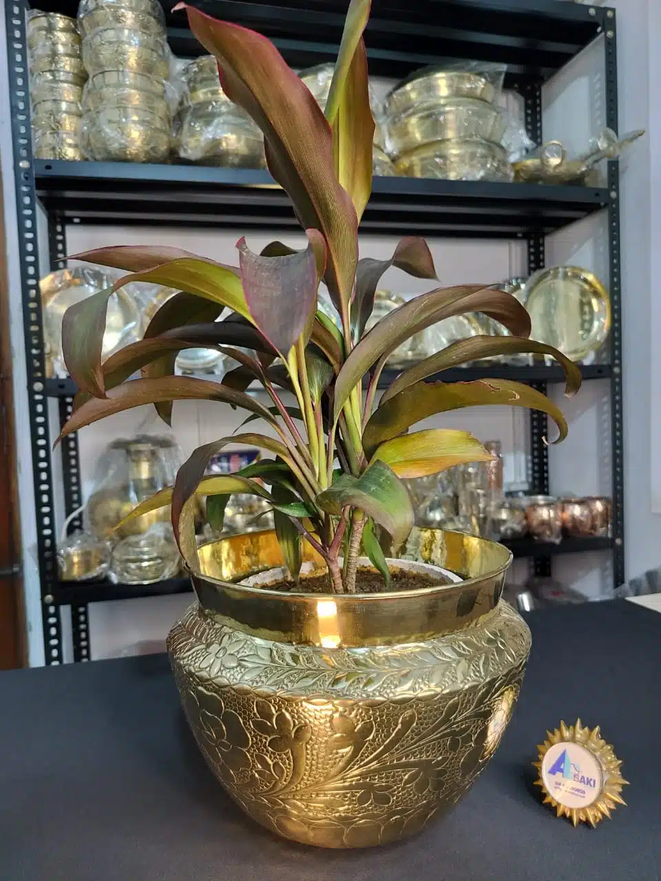 পিতলের ডিজাইন ফুলের টব ১0 ইঞ্চি -Brass Design Flower Tub 10 inch 2 পিতলের ডিজাইন ফুলের টব ১0 ইঞ্চি -Brass Design Flower Tub 10 inch - Image 2