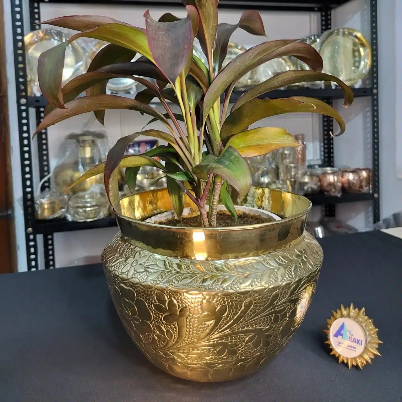 পিতলের ডিজাইন ফুলের টব ১0 ইঞ্চি -Brass Design Flower Tub 10 inch 1 Brass Design Flower Tub