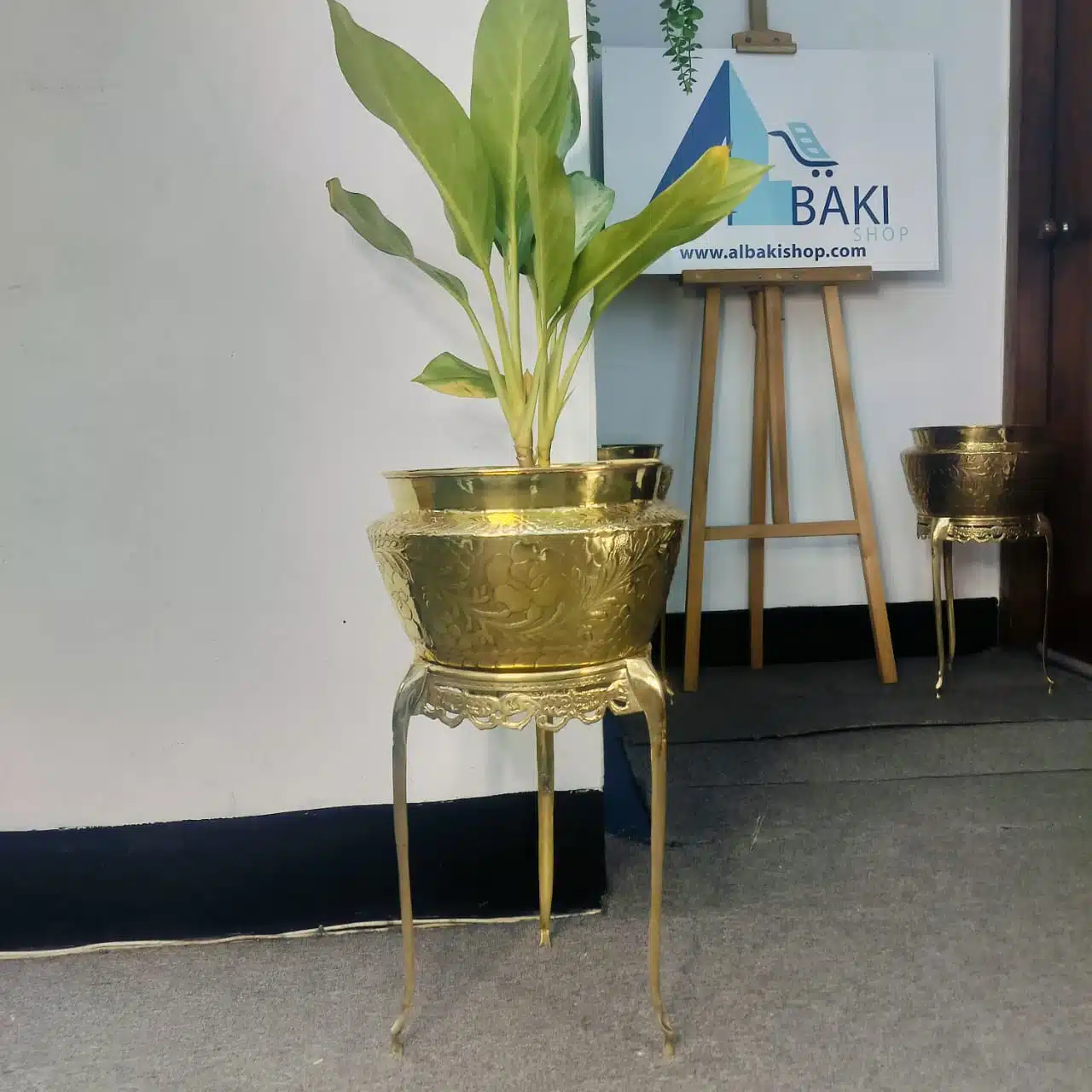 পিতলের ডিজাইন বড় ফুলের টব এবং স্টান্ড সেট - Brass Large Flower Tub 1 Brass Large Flower Tub