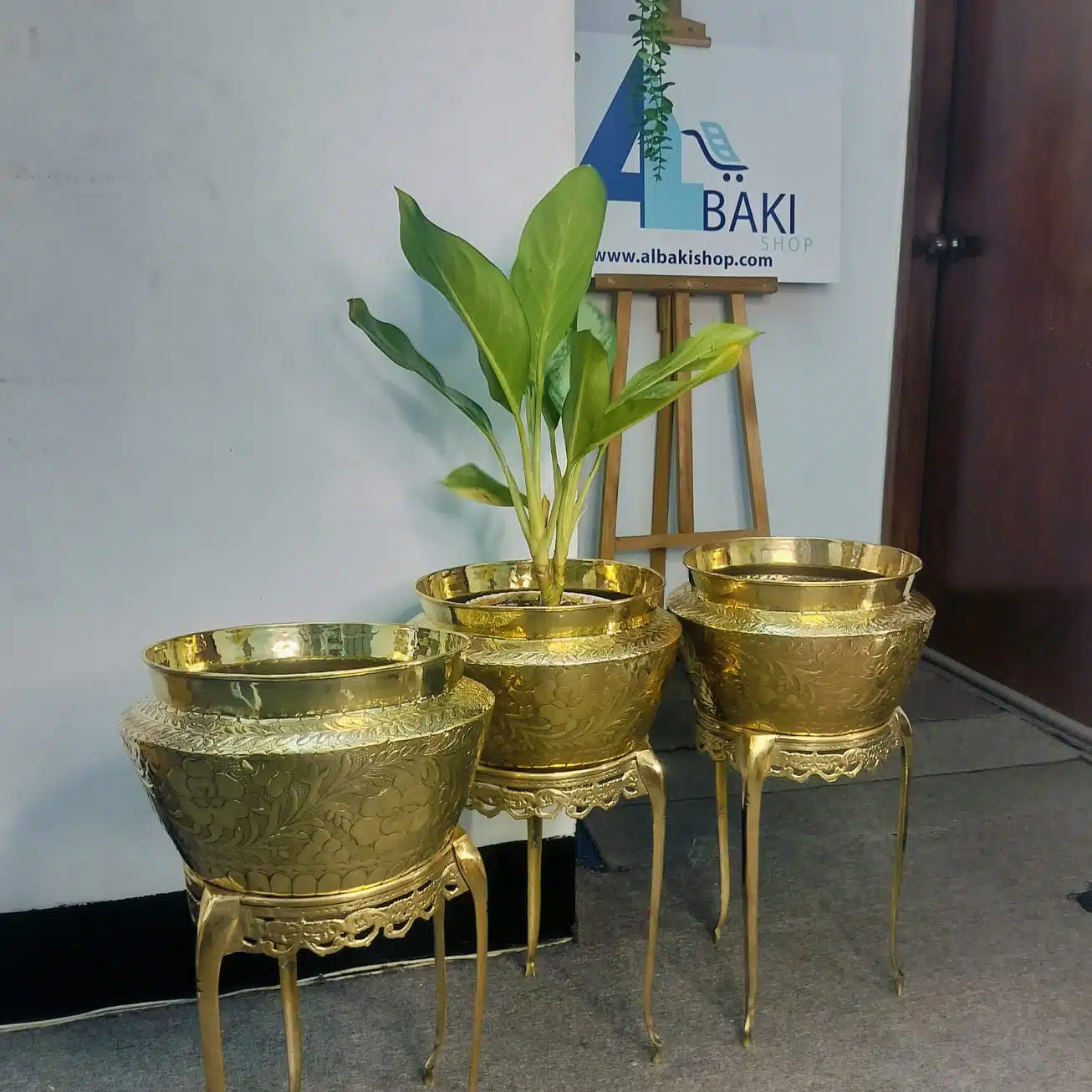 পিতলের ডিজাইন বড় ফুলের টব এবং স্টান্ড সেট - Brass Large Flower Tub 2 পিতলের ডিজাইন বড় ফুলের টব এবং স্টান্ড সেট - Brass Large Flower Tub - Image 2